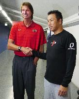 Johnson shakes hands with Kuroda at Hiroshima ballpark