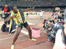 Bolt edges Gatlin to retain world 100-meter title