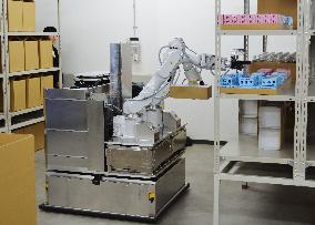 Hitachi develops robot facilitating warehouse work