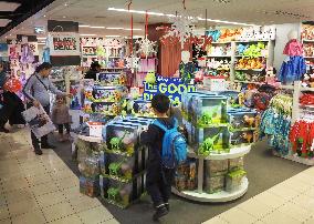 Year-end shopping season starts in U.S.