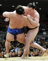 Birthday boy Hakuho stays perfect at spring sumo