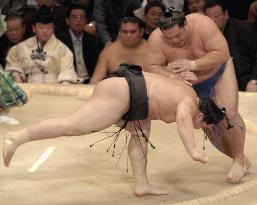 (2)Asashoryu, Tochi both fall at Kyushu sumo