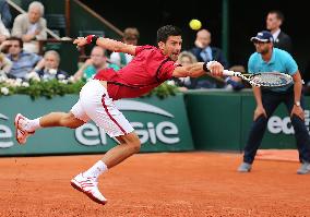 Djokovic powers through to Roland Garros 4th round