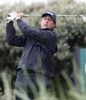 Golf: Mickelson retains lead at British Open