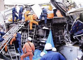 (6)At least 10 still inside derailed train's 1st car