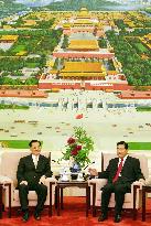 (3)KMT's Lien arrives in Beijing ahead of meeting Hu