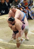 Hakuho, Baruto still tied for lead at summer sumo