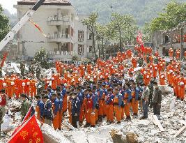 China quake -- Japanese rescuers join mourning of quake victims