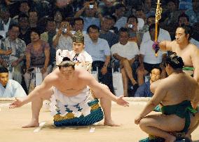 Sumo exhibition tournament held in Hawaii