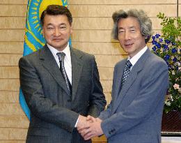 Koizumi meets Kazak PM Akhmetov
