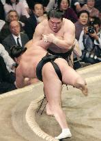 Tochiazuma wins for 5th straight day at New Year sumo