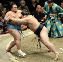 Asashoryu still on fire with 6th win at New Year basho