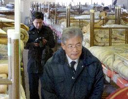 Osaka mayor visits shelter for day workers