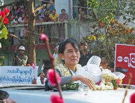 Suu Kyi on 1st party campaign trip