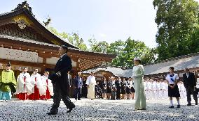 Crown prince, family visit Ise Jingu