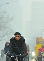 Amid deadly smog, most Beijingers go mask free
