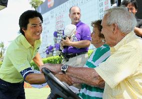 Golfer Ishikawa greets Palmer at Palmer Invitational