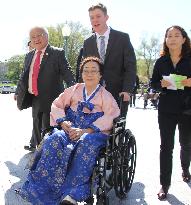 Ex-comfort woman listens to Abe' speech at U.S. Congress