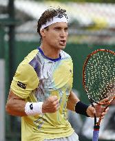 Ferrer reaches 3rd round at Roland Garros