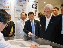 Ex-Taiwan President Lee visits cancer research institute in Japan