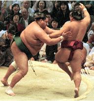 Akebono shoves out Chiyotaikai in Nagoya sumo