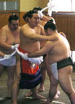 Asashoryu tries new champion's rope