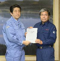 Abe visits quake-hit Kumamoto