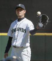 Mariners' Iwakuma takes loss against ex-teammate Yankees' Tanaka