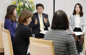 PM Abe meets with women with non-regular work experience