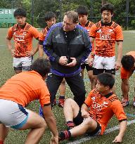 N.Z. coach Hansen gives advice to Japan college rugby players