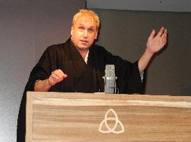 Foreign "rakugo" comic eyes Big Apple with push from investors