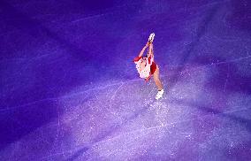 Satoko Miyahara skates in exhibition