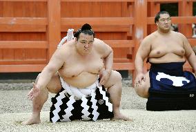 Sumo: Kisenosato performs ring-entering ritual