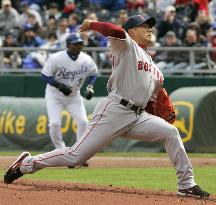 Matsuzaka logs 1st MLB win - throws pitch