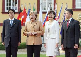 G-8 leaders gather at dinner