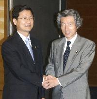 Koizumi meets with S. Korean lawmakers