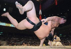 Asashoryu suffers 1st loss at autumn sumo