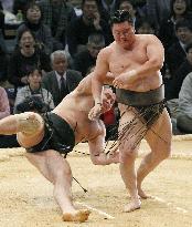 Hakuho wins 21st career title at Kyushu tournament