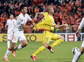 Shandong player pulls jersey of Kashiwa's Leandro in ACL game