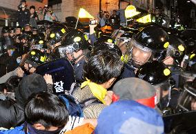 Protesters, riot police clash in Seoul