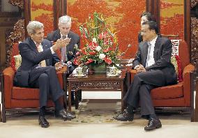 U.S. Secretary of State Kerry, Chinese Premier Li meet in Beijing