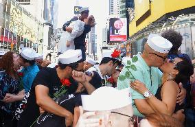 V-J Day Kiss in Times Square reenacted 70 years later