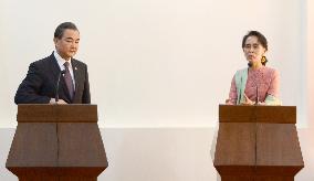 Suu Kyi holds talks with Chinese foreign minister