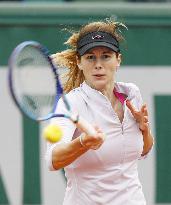 Pironkova upsets Radwanska in French Open 4th round