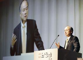 SoftBank posts record 1.4 tril. yen net profit in FY 2016