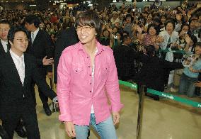 Bae arrives in Japan for film publicity, welcomed by 600 fans