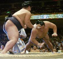Chiyotaikai suffers defeat at autumn sumo