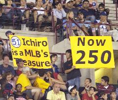 (2)Mariners' Ichiro marks season's 250th hit