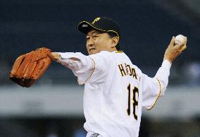 Japan PM Hatoyama throws 1st pitch at MLB game