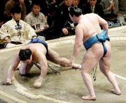 Komusubi Hakuho beats sekiwake Tochiazuma